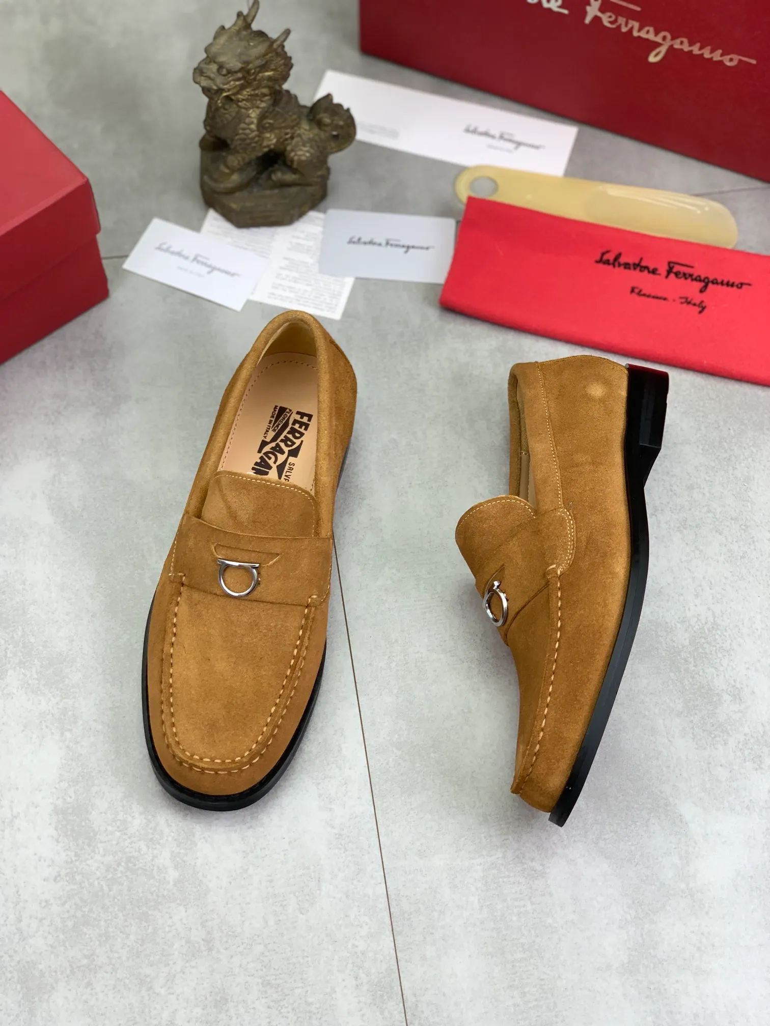 Men's Men's Shoes 💰P460💰[New Style] Water-dyed Niuli 🆘[Salvatore Ferragamo] Ferragamo's latest casual business leather shoes for men! Available at counters simultaneously! The fabric is made of specially imported original calfskin, the lining is made of imported water-dyed cowhide, and the original combination outsole is absolutely luxurious and leads the fashion trend. Matching code: 38-45; black or blue optional